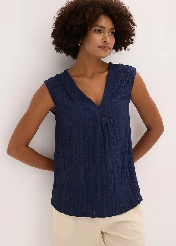 Top mit Lochstickerei in blau von vorne (im Anschnitt) - bonprix Top mit Lochstickerei in blau von vorne (im Anschnitt) - bonprix