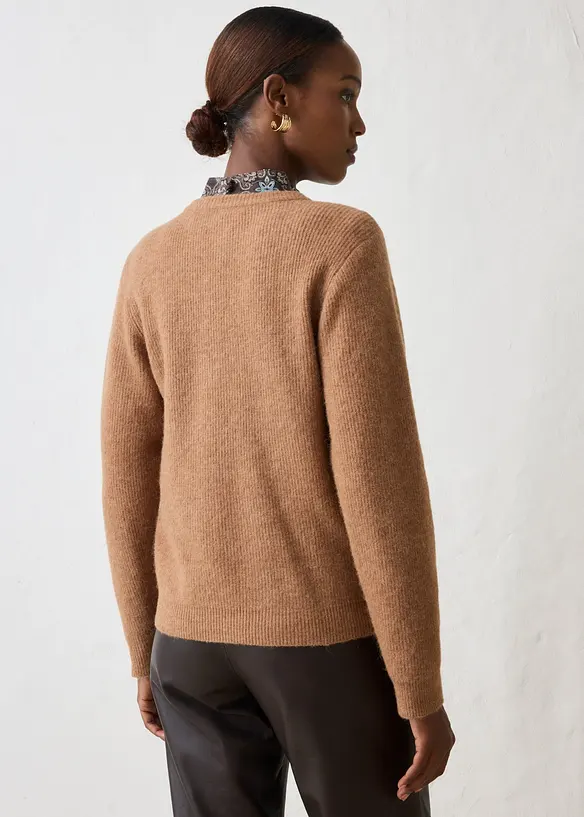 Strickjacke aus wärmendem Alpaka-Mix in braun von hinten (im Anschnitt) - bonprix