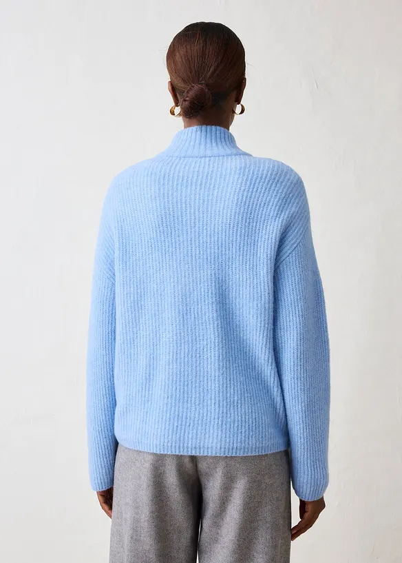 Oversize-Pullover aus weichem Alpaka Woll-Mix in blau von hinten (im Anschnitt) - bonprix