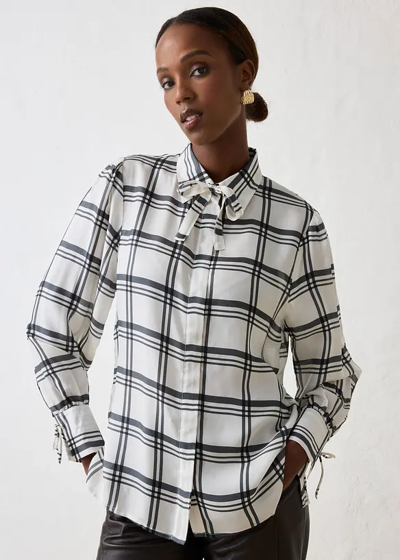 Bluse aus glänzendem Seiden-Mix in weiß von vorne (im Anschnitt) - bonprix