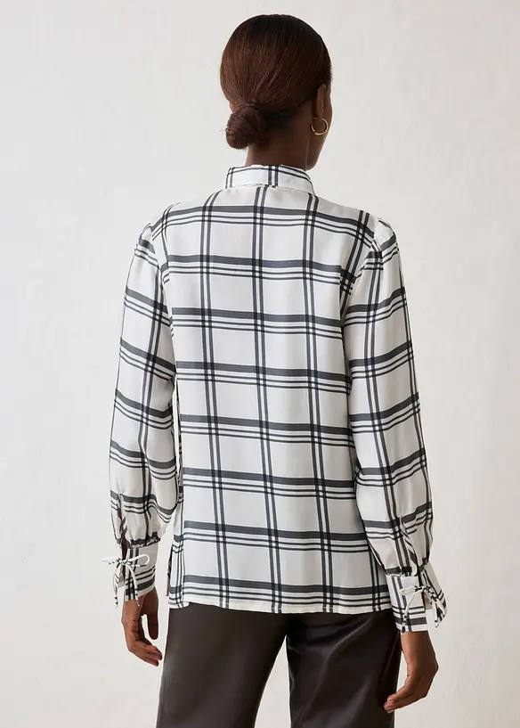 Bluse aus glänzendem Seiden-Mix in weiß von hinten (im Anschnitt) - bonprix