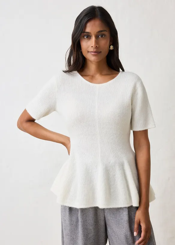 Wollpullover mit Schößchen in weiß von vorne (im Anschnitt) - bonprix
