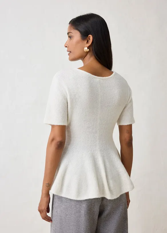 Wollpullover mit Schößchen in weiß von hinten (im Anschnitt) - bonprix