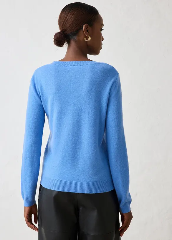 Pullover aus weichem Kaschmir-Mix mit Good Cashmere Standard® in blau von hinten (im Anschnitt) - bonprix