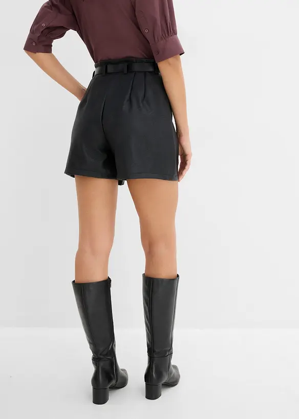 Lederimitat-Shorts mit Gürtel in schwarz von hinten - bonprix Lederimitat-Shorts mit Gürtel in schwarz von hinten - bonprix