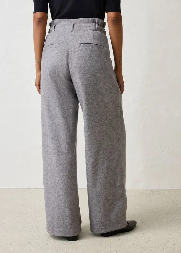 Weite Bundfaltenhose mit weichem Wollanteil in grau von hinten - bonprix