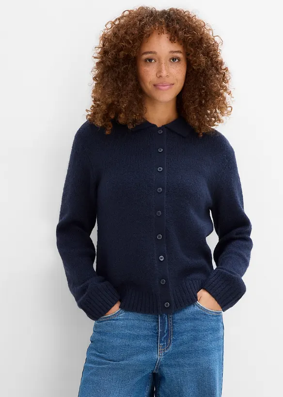 Strickjacke in blau von vorne (im Anschnitt) - bonprix Strickjacke in blau von vorne (im Anschnitt) - bonprix