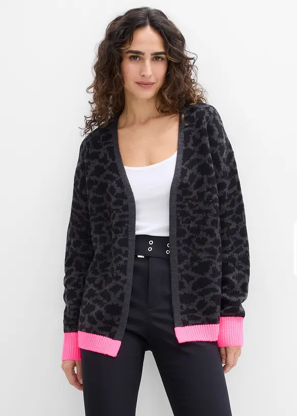 Weite Grobstrickjacke in grau von vorne (im Anschnitt) - bonprix