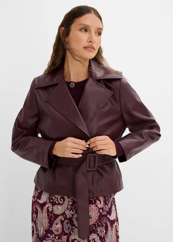 Trenchjacke aus Lederimitat in rot von vorne (im Anschnitt) - bonprix