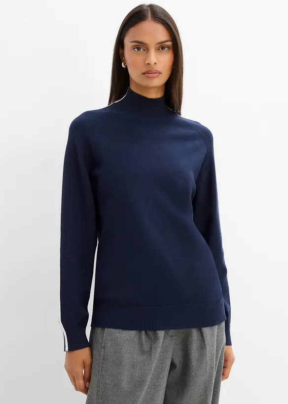 Feinstrickpullover mit Kontrastdetail aus Viskose-Mix in blau von vorne (im Anschnitt) - bonprix