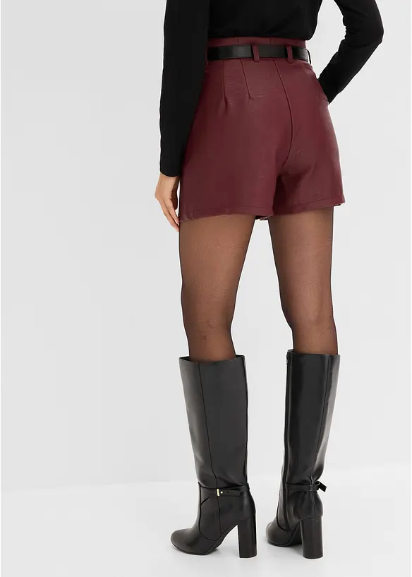 Lederimitat-Shorts mit Gürtel in rot von hinten - bonprix Lederimitat-Shorts mit Gürtel in rot von hinten - bonprix
