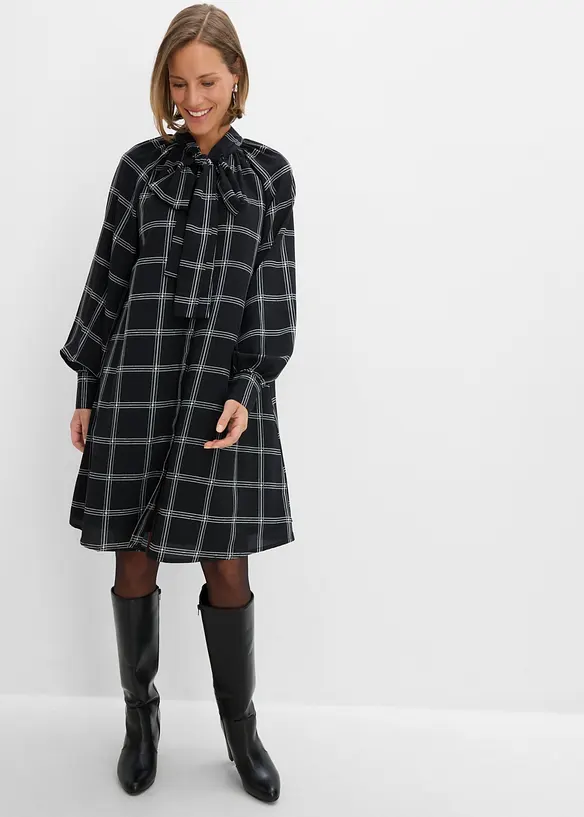 Blusenkleid mit Schluppenkragen in schwarz von vorne (Totalaufnahme) - bonprix