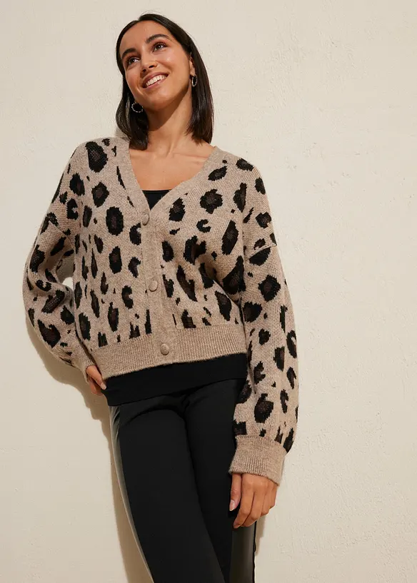 Strickjacke mit Jacquardmuster in beige von vorne (im Anschnitt) - bonprix Strickjacke mit Jacquardmuster in beige von vorne (im Anschnitt) - bonprix