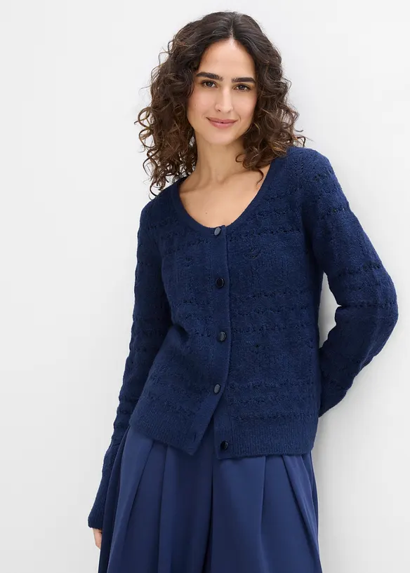 Ajourjacke mit durchgehender Knopfleiste in blau von vorne (im Anschnitt) - bonprix