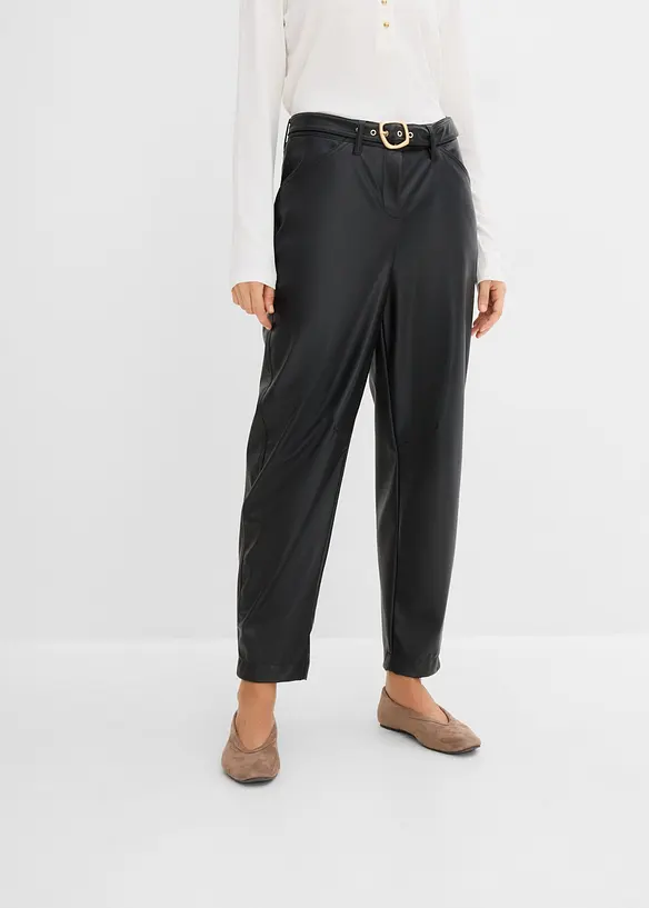 Lederimitat-Hose mit markantem Gürtel in schwarz von vorne - bonprix
