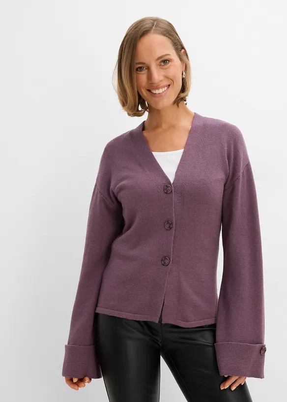 Taillierte Strickjacke aus Viskose-Mix in lila von vorne (im Anschnitt) - bonprix
