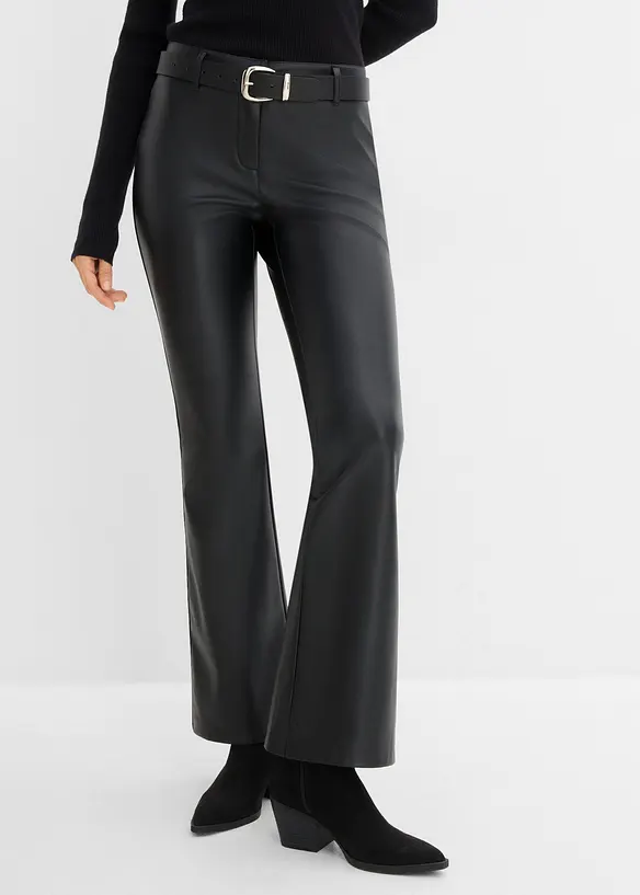 Lederimitat-Hose mit ausgestelltem Bein in schwarz von vorne - bonprix