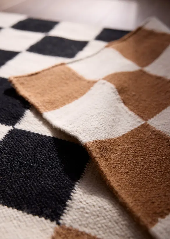 Naturteppich mit karierter Musterung in beige Detailaufnahme vom Material - bonprix