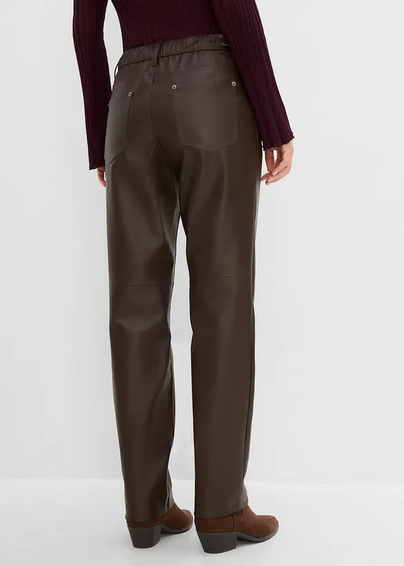 Lederimitat-Hose mit Bequembund in braun von hinten - bonprix