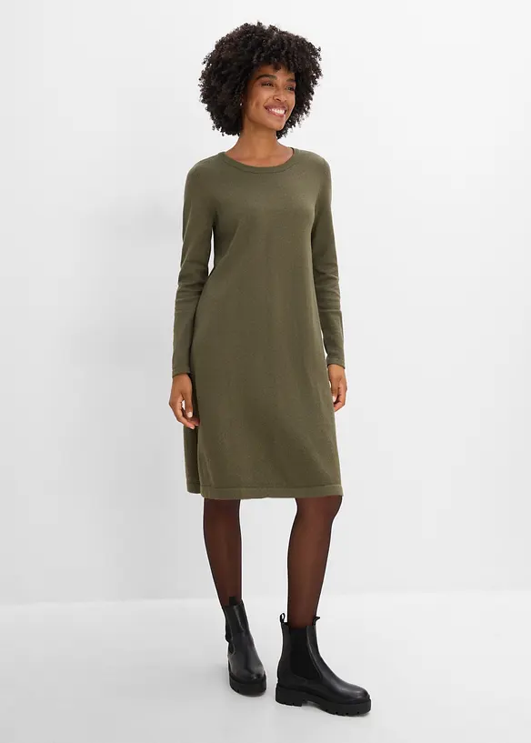 Strickkleid mit recycelter Baumwolle in grün von vorne (Totalaufnahme) - bonprix