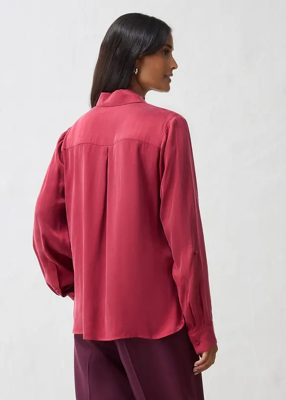 Hemdbluse aus fließendem Cupro in rot von hinten (im Anschnitt) - bonprix Hemdbluse aus fließendem Cupro in rot von hinten (im Anschnitt) - bonprix