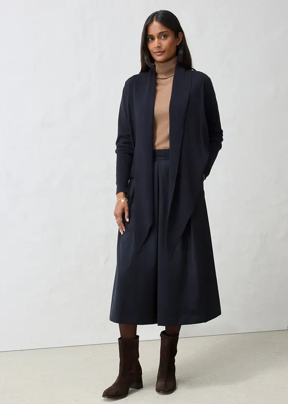 Strickjacke aus weichem Woll-Mix in schwarz von vorne (im Anschnitt) - bonprix