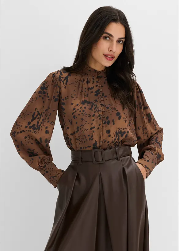 Chiffonbluse mit Stehkragen in braun von vorne (im Anschnitt) - bonprix Chiffonbluse mit Stehkragen in braun von vorne (im Anschnitt) - bonprix