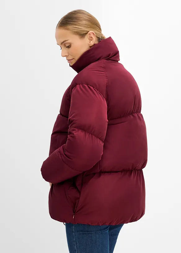 3-in-1 warm wattierte oversize Umstandspufferjacke mit Babyeinsatz in rot von hinten (im Anschnitt) - bonprix