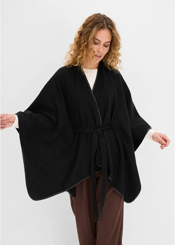 Poncho mit Paspel in Lederoptik in schwarz im Look von vorne (Totalaufnahme) - bonprix