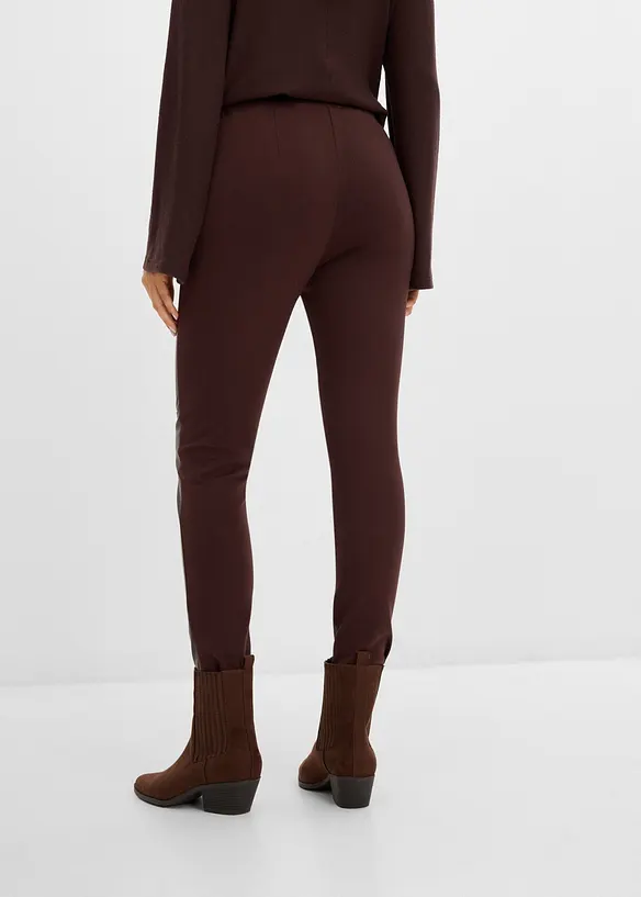 Lederimitat-Leggings mit Teilungsnähten am Knie in braun von hinten - bonprix