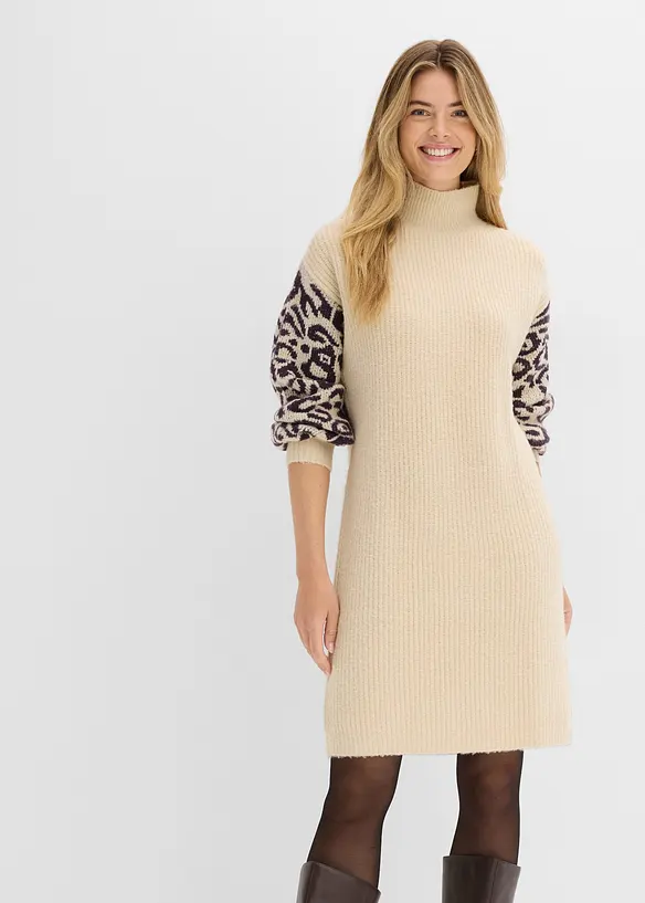 Oversized Strickkleid mit Leomuster in beige von vorne (Totalaufnahme) - bonprix