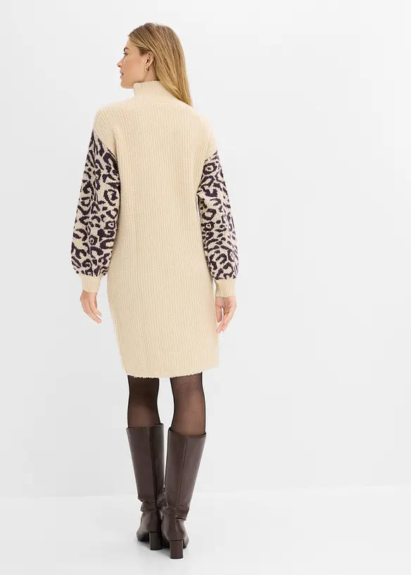 Oversized Strickkleid mit Leomuster in beige von hinten (Totalaufnahme) - bonprix