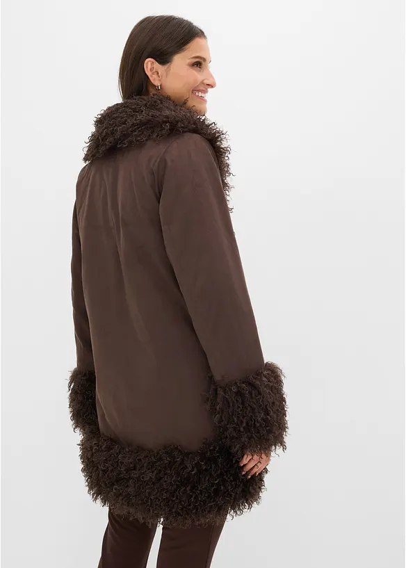 Lederimitat-Mantel mit Fellimitat in braun von hinten (Totalaufnahme) - bonprix