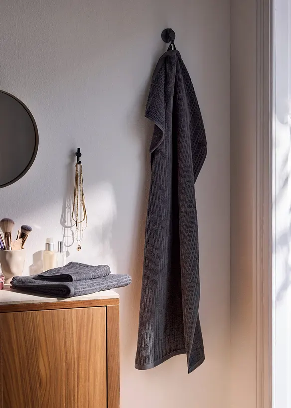 Baumwoll-Handtuch mit Leo Muster in schwarz (Ambiente) - bonprix