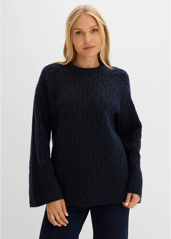 Oversize-Pullover mit Zopfmuster in blau von vorne (im Anschnitt) - bonprix