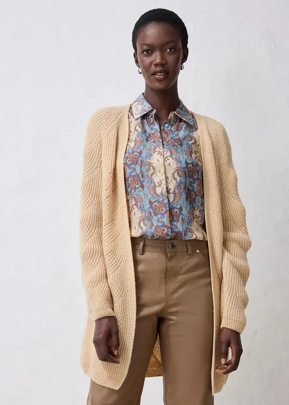 Longstrickjacke aus feinem Merinowoll-Mix mit Ajourmuster in beige von vorne (im Anschnitt) - bonprix