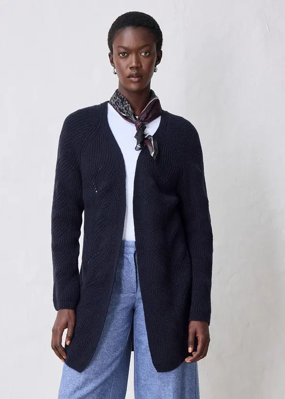 Longstrickjacke aus feinem Merinowoll-Mix mit Ajourmuster in blau von vorne (im Anschnitt) - bonprix