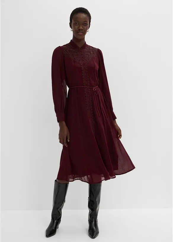 Chiffonkleid mit aufwendigem Spitzenbesatz in rot von vorne (Totalaufnahme) - bonprix