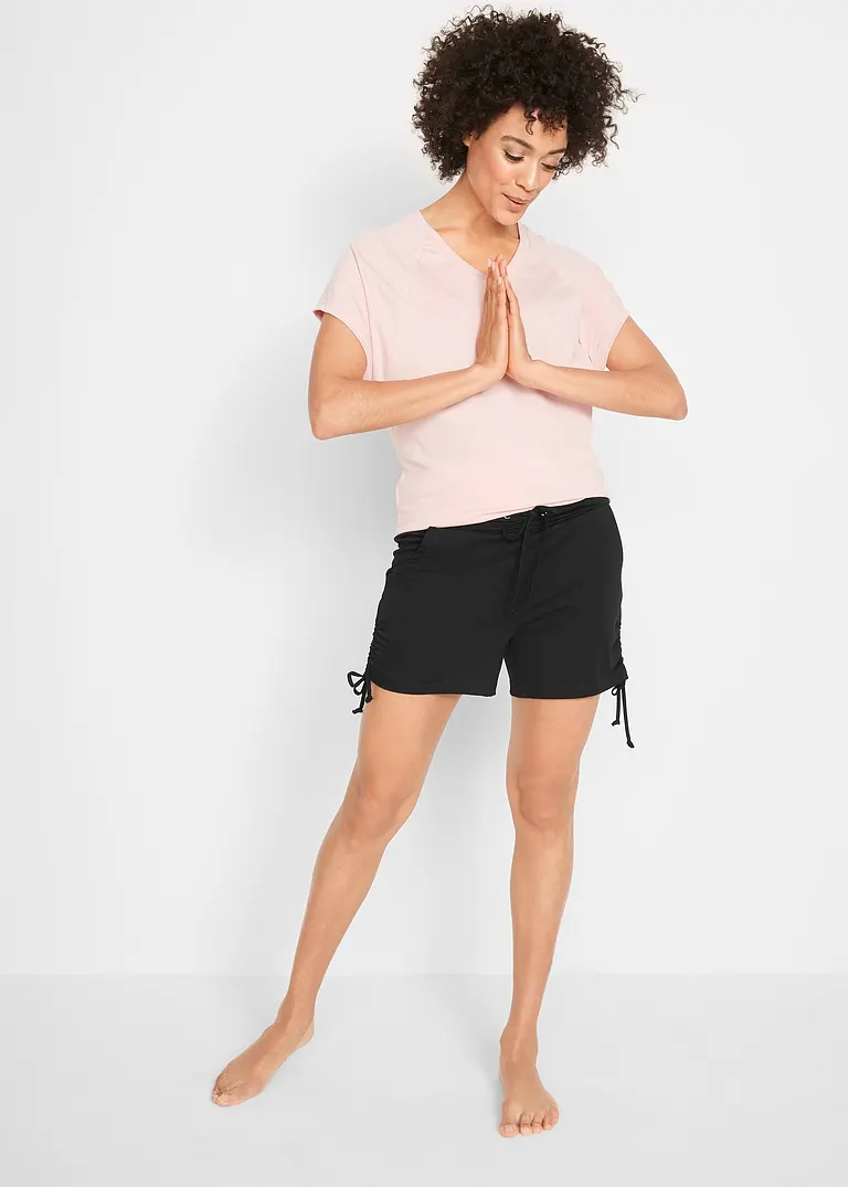 Shorts mit Raffung in schwarz im Look von vorne (Totalaufnahme) - bonprix